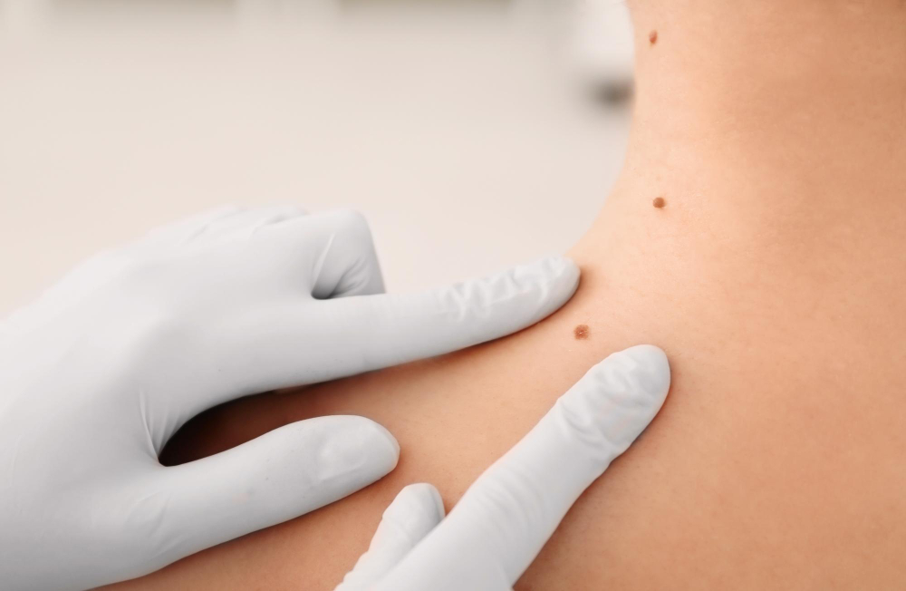 Empatia și comunicarea sunt parte din tratament. La Dermasan Timișoara, părinții sunt parteneri activi în procesul de îngrijire dermatologică a copilului lor.